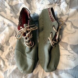 Toms Lace-Up Shoes with Patterned Interior